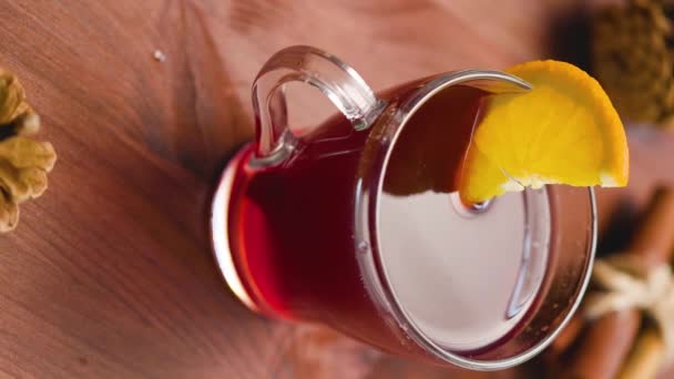 Portakal Dilimli Sıcak Şarap Kadehi Noel Şarabı Malzemeleri Ahşap Bir — Stok video
