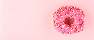 Pembe pastel arka planda pembe çörekler. Bir tatlı pembe çörek. Üst Manzara. Boşluğu kopyala