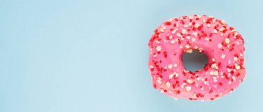 Pembe şekerli tatlı donut. Mavi arka planda nefis jöleli donut. Üst Manzara. Boşluğu kopyala