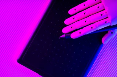 Yapay kol grafik tabletinde çalışır. Yapay zekayla grafik tasarım oluşturuluyor. Dijital tasarımda gelecek kavramı