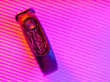 Neon ışıkta kırık ekranlı spor takip cihazı. Kırık ekranlı akıllı saat. Tamir servisi konsepti. Boşluğu kopyala