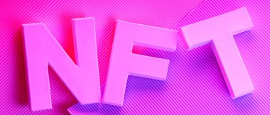 Renkli neon arka planda NFT yazıları var. Parlak asit renklerinde karşılanamayan Jeton konsepti