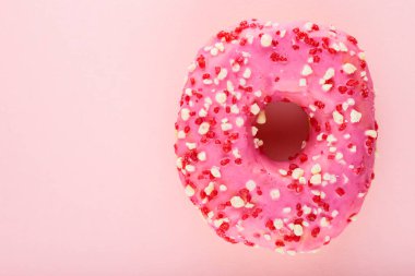 Pembe pastel arka planda pembe çörekler. Bir tatlı pembe çörek. Üst Manzara. Boşluğu kopyala