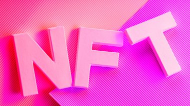 Renkli neon arka planda NFT yazıları var. Parlak asit renklerinde karşılanamayan Jeton konsepti