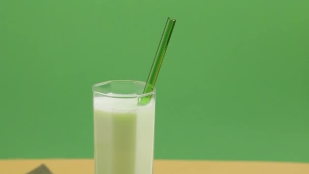 Pistachio Milk Glass Pistachios Beige Green Background Camera Tilts Lactose — Stock video