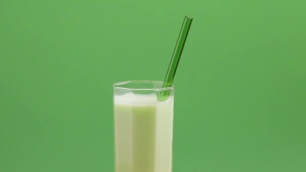 Pistachio Milk Glass Pistachios Beige Green Background Camera Tilts Lactose — Stock video