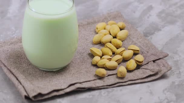 Pistachio Milk Glass Pistachionuts Gray Background Vegan Plant Based Milk — ストック動画