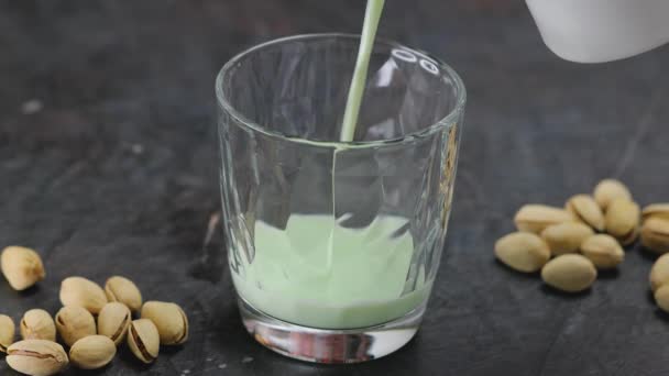 Pistachio Milk Pouring Glass Organic Pistachio Milk Glass Pistachios Dark — ストック動画