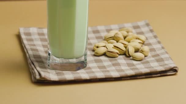 Tilt Shot Healthy Pistachio Milk Glass Vegan Milk Made Pistachios — Vídeo de stock