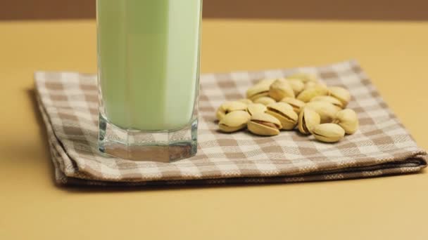 Нагнітаємо Стрічку Здорового Фісташкового Молока Склянку Веганське Молоко Фісташок Високій — стокове відео