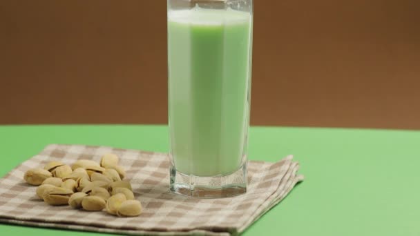 Tilt Shot Healthy Pistachio Milk Glass Leche Vegana Hecha Pistachos — Vídeo de stock