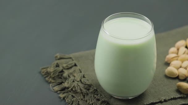 Стакан Фисташкового Молока Фисташек Зеленой Льняной Салфетке Здоровая Вегетарианская Еда — стоковое видео