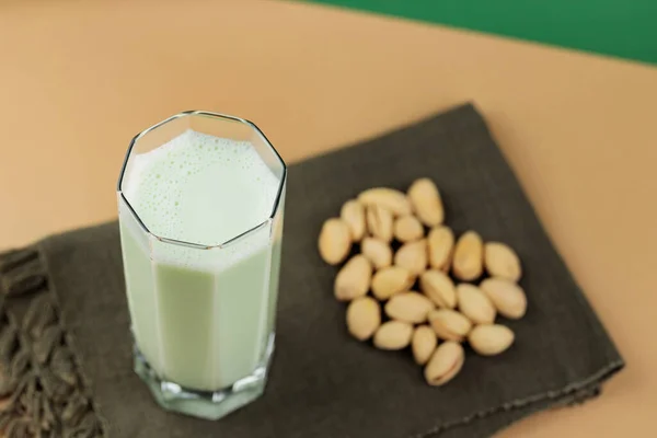 Pistachio Milk Glass Dark Green Linen Napkin Lactose Free Pistachio — 스톡 사진