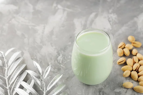 Biologische Niet Zuivel Pistache Melk Glas Met Pistachenoten Grijze Achtergrond — Stockfoto