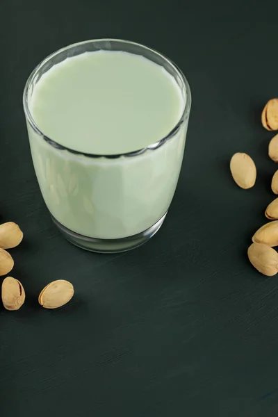 Βιολογικό Γάλα Φιστικιού Ποτήρι Και Φιστίκι Σκούρο Πράσινο Φόντο Γαλακτοκομικό — Φωτογραφία Αρχείου