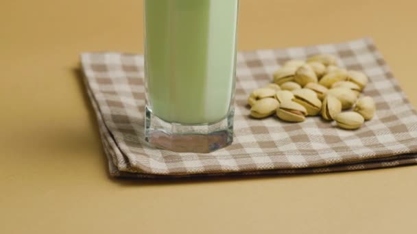 피스타치오 우유기울기 아마포 냅킨에 피스타치오 우유를 — 비디오