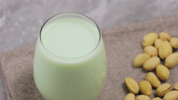 유제품이 피스타치오 우유를 유리잔에 배경에 넣는다 채소는 우유를 기본으로 — 비디오