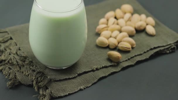 Органічне Фісташкове Молоко Склі Фісташки Темно Зеленому Тлі Немолочне Альтернативне — стокове відео