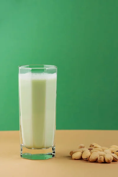 Βιολογικό Γαλακτοκομικό Φιστίκι Ποτήρι Vegan Φιστίκι Γάλακτος Και Φιστίκια Μπεζ — Φωτογραφία Αρχείου