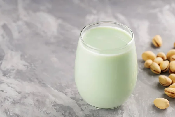 Zelfgemaakte Pistache Melk Een Laag Glas Beton Biologische Pistache Melk — Stockfoto
