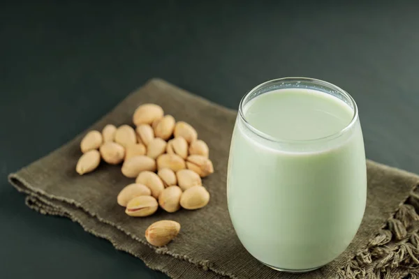 Glass Pistachio Milk Pistachios Green Linen Napkin Healthy Vegetarian Food — 스톡 사진