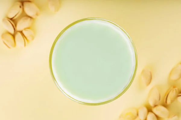 Pistache Melk Een Glas Gedroogde Pistachenoten Een Pastelgele Achtergrond Pistache — Stockfoto