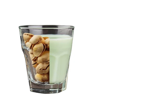 Δημιουργικό Κολάζ Φιστίκι Και Φιστίκι Ποτήρι Λευκό Φόντο Οργανικό Γάλα — Φωτογραφία Αρχείου