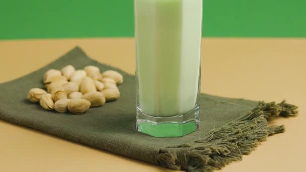 Pistáciové Mléko Pistácie Béžově Zeleném Pozadí Kamera Naklápějící Nahoru Pistáciové — Stock video