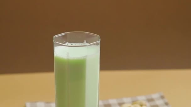 Нахиліть Знімок Здорового Фісташкового Молока Безлактозне Молоко Фісташок Високій Склянці — стокове відео