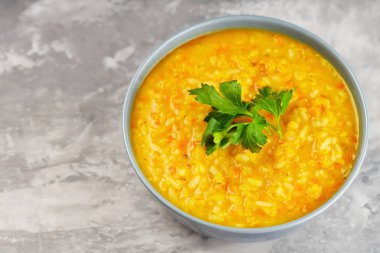 Bir kase mercimek çorbası. Taze maydanozlu kırmızı mercimek çorbası. Geleneksel Türkçe ya da Arapça yemek. Uzayı kopyala Üst görünüm
