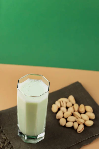 Pistachio Milk Glass Dark Green Linen Napkin Lactose Free Pistachio — 스톡 사진