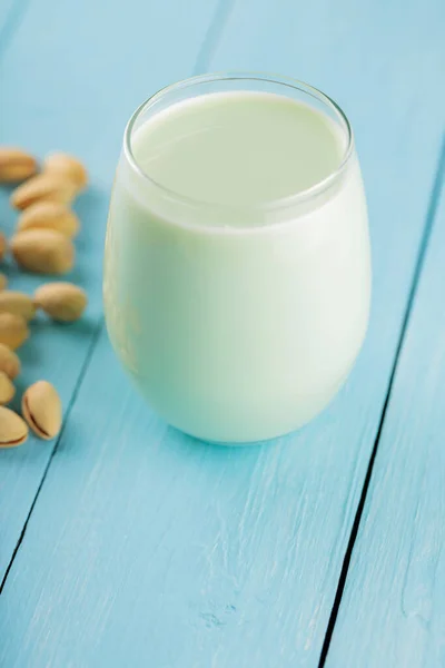 Pistache Melk Glas Blauwe Borden Veganistische Nootachtige Plantaardige Melk Dieetmelk — Stockfoto