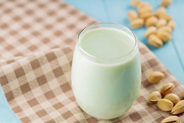 Pistache Melk Glas Blauwe Borden Veganistische Nootachtige Plantaardige Melk Dieetmelk — Stockfoto