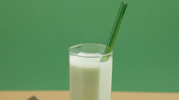 Наклон Вниз Выстрел Фисташкового Молока Зелено Бежевом Фоне Высокий Стакан — стоковое видео