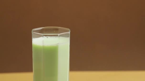 Наклоните Стопку Органического Немолочного Фисташкового Молока Веганское Фисташковое Молоко Фисташки — стоковое видео
