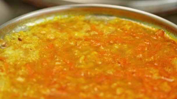 スープをゆでると閉じます 調理プロセス赤レンズ豆スープ 伝統的なレバノン風またはアラビア風のレンズ豆と野菜のスパイシーなスープ スタティックショット — ストック動画
