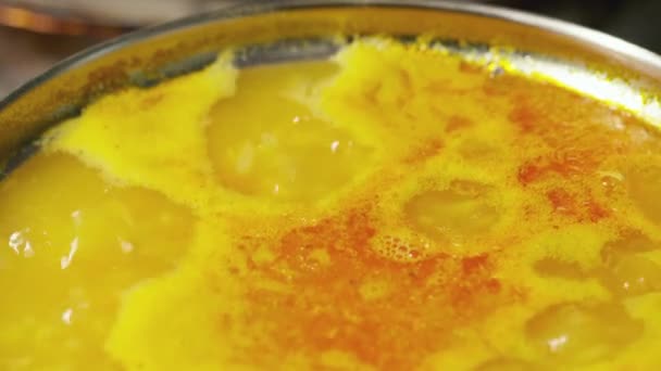 맛있는 렌즈콩 수프가 가까이 렌즈콩 수프를 요리한다 전통적 레바인 Lebanese — 비디오