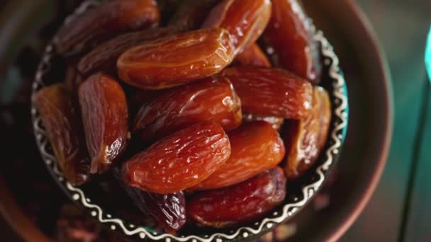 Gedroogde Dadels Kom Van Dichtbij Ramadan Kareem Iftar Moslim Voedsel — Stockvideo
