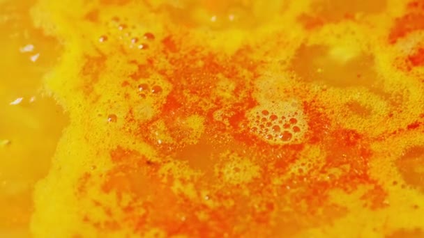 렌즈콩 수프가 있어요 요리하는 전통적 채소매운 스프입니다 매크로 비디오 — 비디오