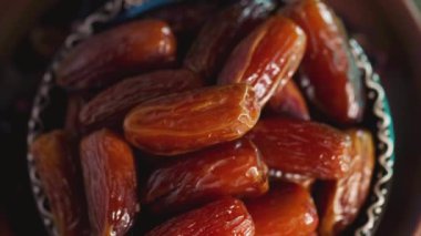 Kurumuş tarihler çok yakın. Kasede güzel hurmalar var. Ramazan Kareem ve iftar müslüman yemeği. Bum!