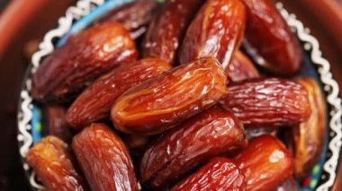 Kurumuş tarihler çok yakın. Kasede güzel hurmalar var. Ramazan Kareem ve iftar müslüman yemeği. Bum!