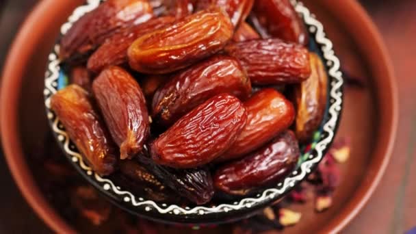 Getrocknete Datteln Schließen Sich Süß Entsteinte Datteln Schale Ramadan Kareem — Stockvideo