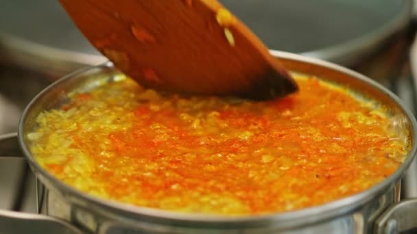 Sopa Lentilha Vermelha Mexe Com Uma Espátula Madeira Processo Para — Vídeo de Stock