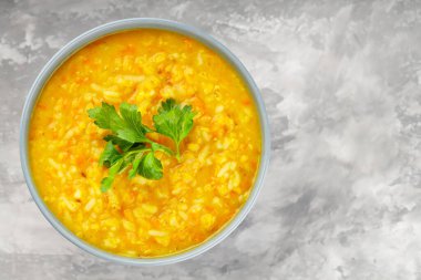 Bir kase mercimek çorbası. Taze maydanozlu kırmızı mercimek çorbası. Geleneksel Türkçe ya da Arapça yemek. Uzayı kopyala Üst görünüm