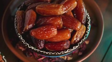 Pitt tarihleri kapanıyor. Lezzetli kurutulmuş hurma kasesi. Ramazan iftar yemeği. Bum!