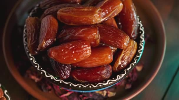 Zamknięte Randki Miska Pysznymi Suszonymi Datami Ramazan Iftar Żywności Strzał — Wideo stockowe