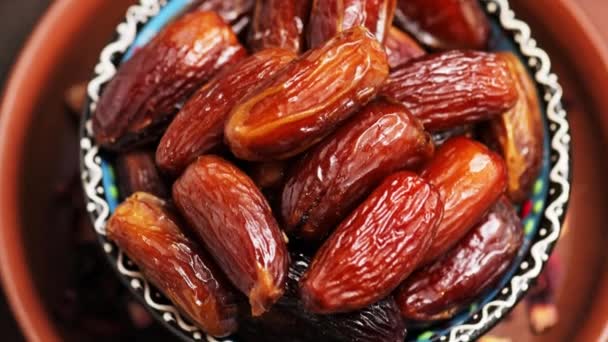 Afspraakdata Sluiten Schaal Met Heerlijke Gedroogde Dadels Ramazan Iftar Voedsel — Stockvideo