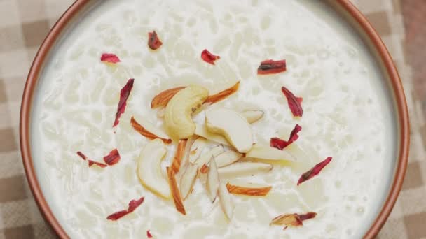 印度泡菜米布丁 坚果在黏土碗里 米饭布丁的碗就在附近 传统的花蜜食品 轰轰一声 — 图库视频影像