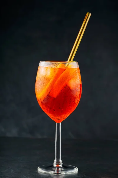 배경에 아페르 칵테일 오렌지와 얼음을 유리잔에 친화적 곁들인 칵테일 Aperol — 스톡 사진