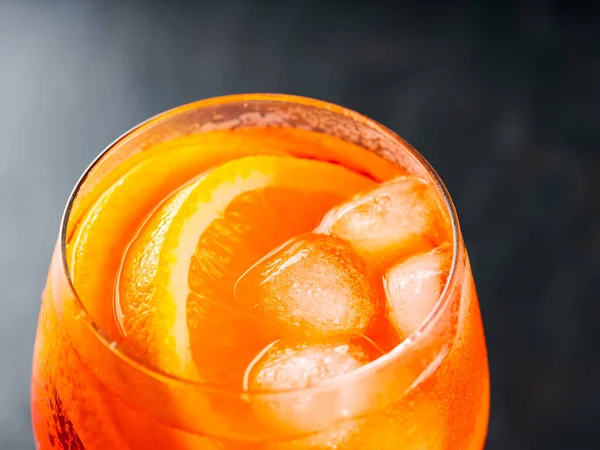 아페르 스프로츠 칵테일 유리에 오렌지와 얼음이요 오렌지 칵테일은 어두운 배경에 — 스톡 사진
